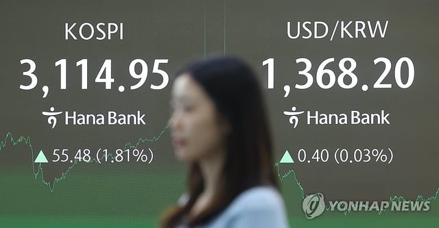 This photo taken July 8, 2025, shows the dealing room of Hana Bank in central Seoul. (Yonhap)