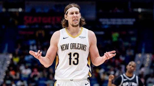 Kelly Olynyk shrugs during a game against the Spurs.