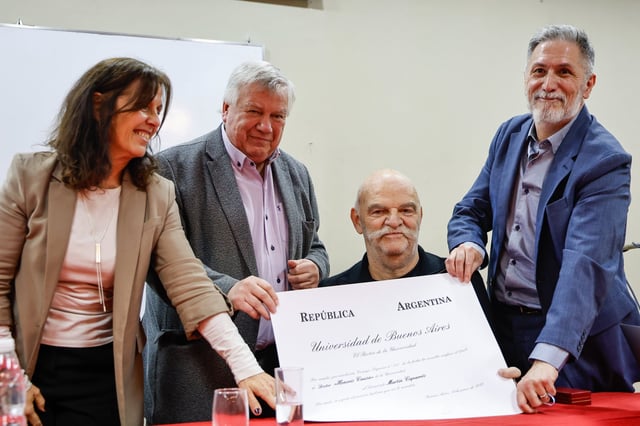 Martín Caparrós, con su título de Doctor Honoris Causa de la UBA, junto a la vicedecana Graciela Morgade, el rector Ricardo Gelpi y el decano de Filosofía y Letras, Ricardo Manetti