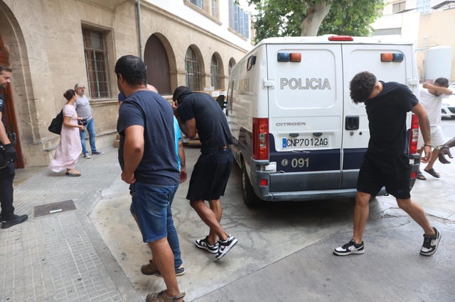El detenido, en el centro, ayer en los juzgados de Vía Alemania.