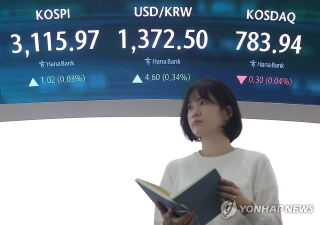 This photo shows the dealing room of Hana Bank in central Seoul on July 9, 2025. (Yonhap)