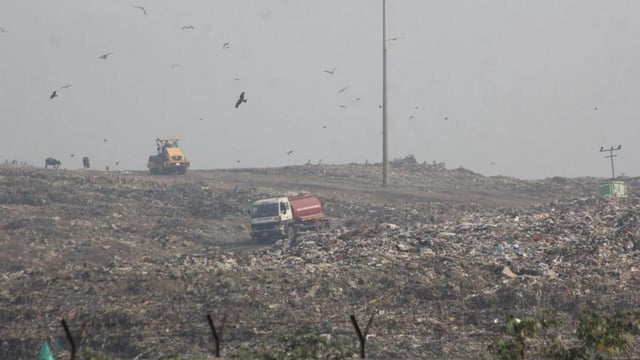 Mumbai, India - March 27, 2018: Fire at Deonar Dumping ground, India, on Tuesday, March 27, 2018. (Photo by Praful Gangurde/ Hindustan Times) (HT PHOTO)