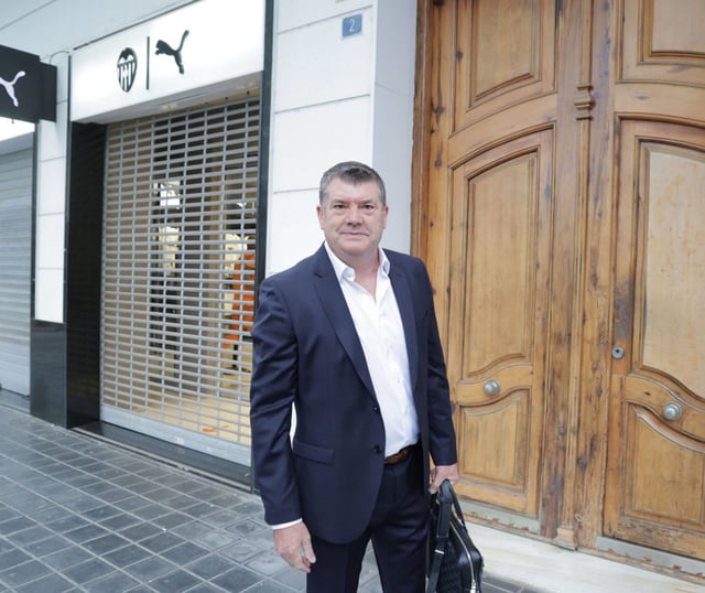 Ron Gourlay, nuevo CEO de Fútbol del Valencia CF, a su llegada a las oficinas del club, ayer. | J.M. LÓPEZ Y F. CALABUIG