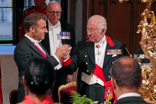 Emmanuel Macron trinque avec le roi Charles III, mardi 8 juillet 2025, lors du banquet organisé au château de Windsor, pour sa visite d'État.
