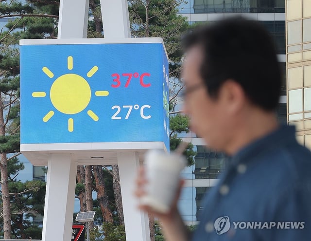 An electronic signboard shows the temperature in Seoul on July 9, 2025. (Yonhap)