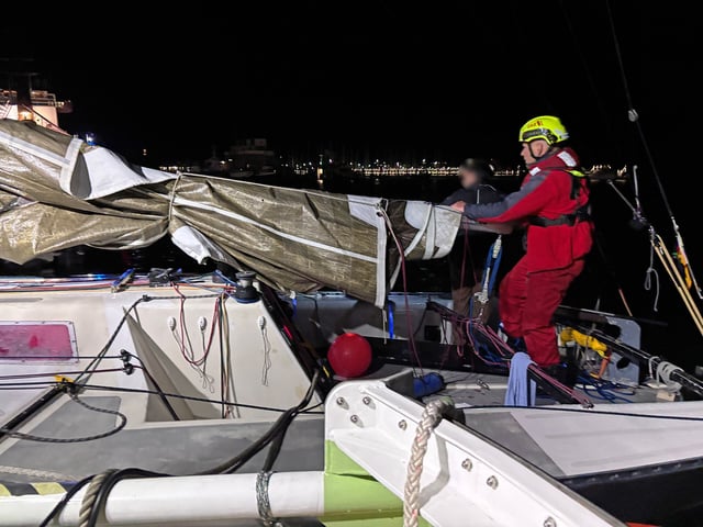 Seenotretter schleppen den Havaristen nach Heiligenhafen.