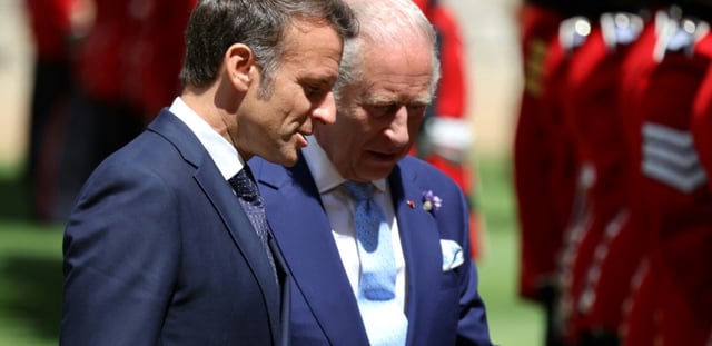 Le président français Emmanuel Macron et le roi Charles III lors d'une cérémonie d'accueil au château de Windsor, à l'ouest de Londres, le 8 juillet 2025