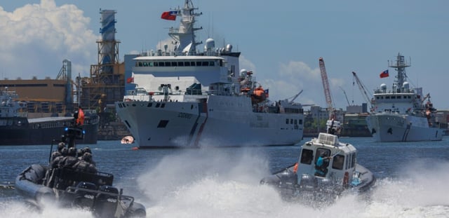 Une unité d'élite des garde-côtes taïwanais s'apprête à monter à bord d'un navire "détourné" à l'occasion d'un entraînement à Kaohsiung, le 8 juin 2025