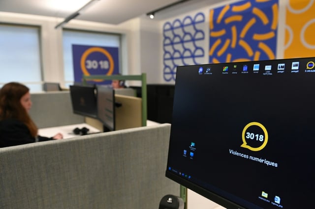 Le centre d'appel de l'association e-Enfance qui gère le numéro vert "30 18" pour protéger les mineurs des contenus sensibles sur Internet et les victimes de cyberharcèlement,  le 8 février 2023 à Paris