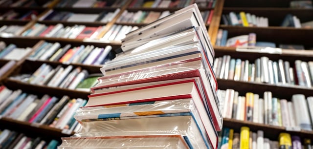 Die Stadtbücherei Münster hatte mehrere Bücher mit Hinweisen versehen (Symbolbild)