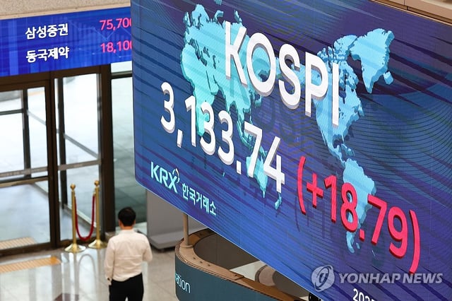 This photo, taken July 9, 2025, shows the dealing room of Hana Bank in central Seoul. (Yonhap)