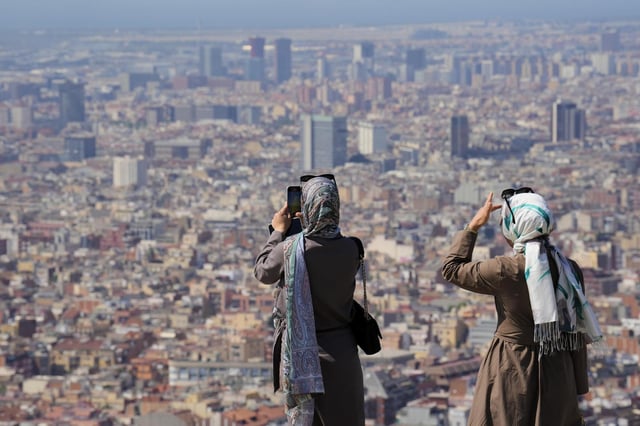 Turistas en el Turó de la Rovira de Barcelona este mes de junio en medio de la ola de calor.