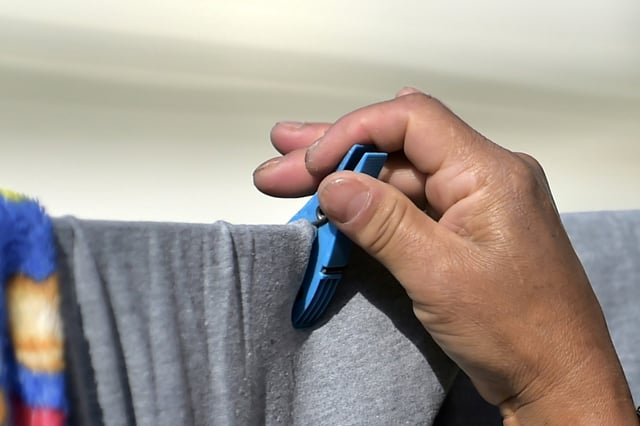 Ungleich verteilte Hausarbeit in Partnerschaften birgt Konflikte. Etwa jede fünfte Frau in Beziehungen mit einem Ungleichgewicht beim Putzen, Waschen oder Kochen denkt einer Studie zufolge darüber nach, die Partnerschaft zu beenden.