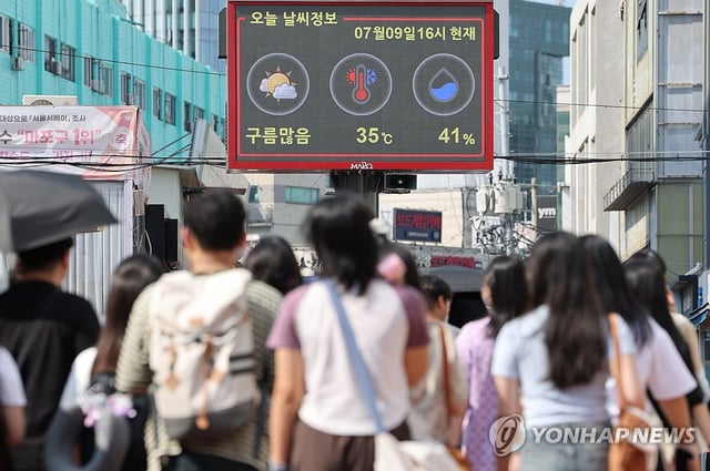 An electronic signboard in Seoul shows the temperature on July 9, 2025. (Yonhap)