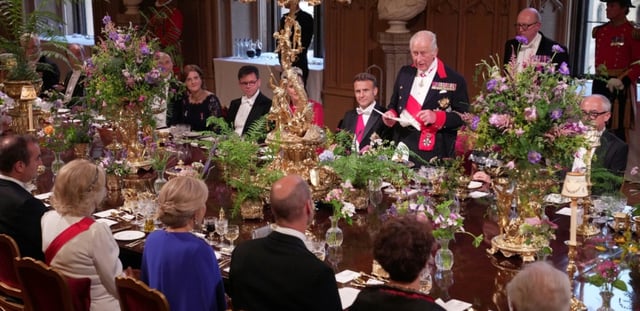 Le roi Charles III prononce un discours aux côtés du président français Emmanuel Macron lors d'un dîner d'Etat au château de Windsor, à l'ouests de Londres, le 8 juillet 2025
