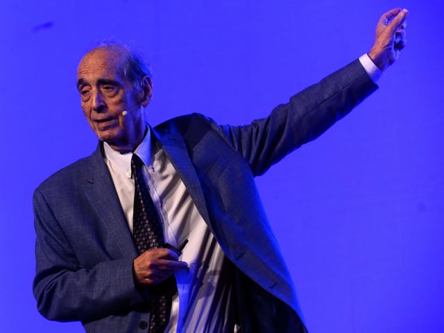 Ricardo Arriazu tiene una mirada optimista aún luego que el Gobierno haya dejado el crawling peg.
