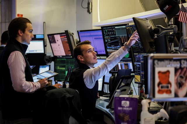 Traders work on the floor at the New York Stock Exchange (NYSE) in New York City, U.S., July 8, 2025. REUTERS/Jeenah Moon/File Photo