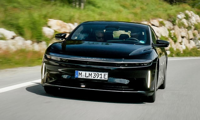 Der Lucid Air Grand Touring auf seiner Rekordfahrt: Mit einer einzigen Batterieladung legte das Elektroauto 1205 km von St. Moritz bis München zurück und sicherte sich damit einen
