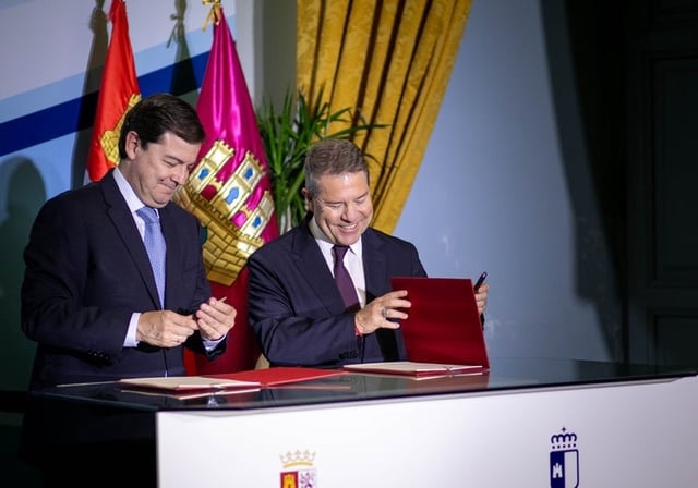 Mañueco y Page durante la firma de un convenio sanitario en Arenas de San Pedro (Ávila)