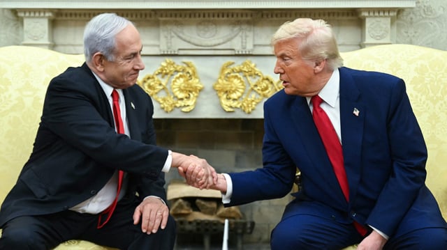 Le président américain Donald Trump serre la main du Premier ministre israélien Benyamin Netanyahou lors d’une réunion dans le bureau ovale de la Maison Blanche à Washington, DC, le 7 avril 2025.