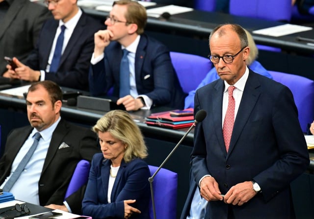 Bundeskanzler Merz hat den Bericht der Sonderermittlerin Sudhof zur Schutzmasken-Beschaffung des damaligen Gesundheitsministers Spahn scharf kritisiert. Merz wies darauf hin, dass Sudhof Spahn nicht für den Bericht angehört habe.
