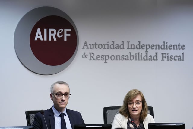 La presidenta de la Airef, Cristina Herrero, y el director de Evaluación del organismo, José María Casado.