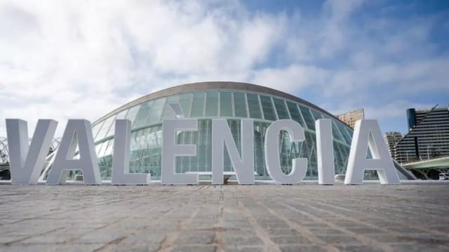 Rótulo de València escrito con tilde abierta en la Ciudad de las Artes
