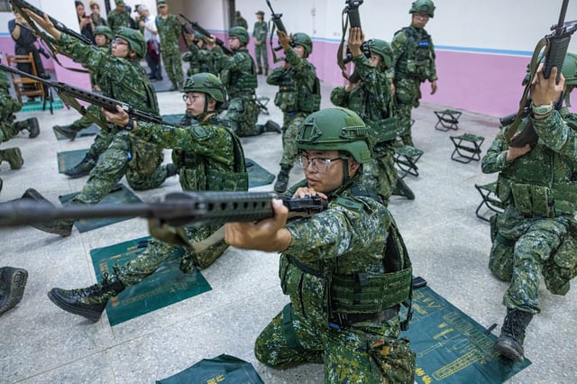 Am ersten Tag der Han-Kuang-Übung werden Reservisten in Taiwan in die Bedienung verschiedener Waffensysteme eingeführt, darunter Sturmgewehre und automatische Waffen