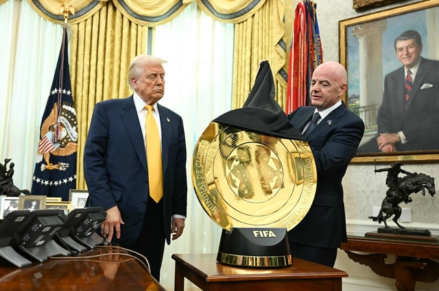 Donald Trump observa el imponente trofeo del Mundial de Clubes, presentado por el presidente de la FIFA, Gianni Infantino