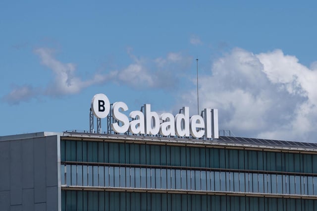 Banco Sabadell supera los 3 euros por acción y deja sin prima la OPA de BBVA