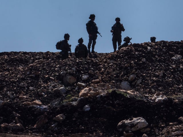 Israelische Truppen haben Stellungen der Hisbollah auf libanesischem Gebiet angegriffen und zerstört.
