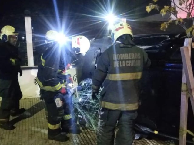 Bomberos trabajan en el cruce de las calles Camarones y Sanabria, donde se registró uno de los choques de este miércoles.