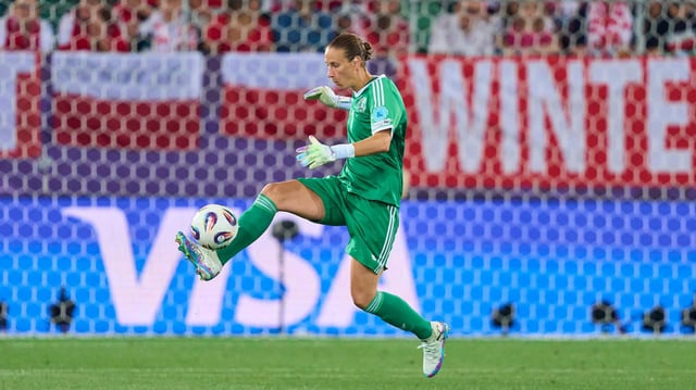 Ann-Katrin Berger im Spiel gegen Dänemark mit dem Ball