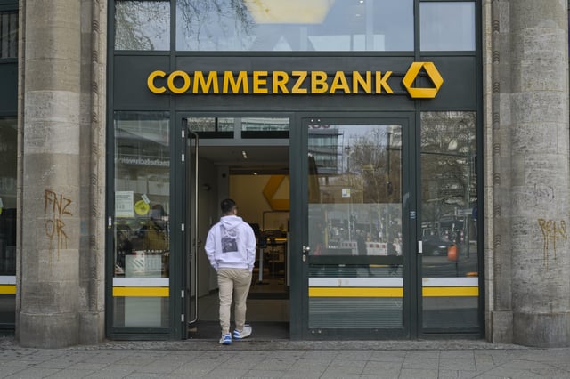 Lange profitierte die Commerzbank von steigenden Zinsen, dieser Effekt lässt jetzt noch. Trotzdem will sie das vergangene Jahresergebnis toppen.