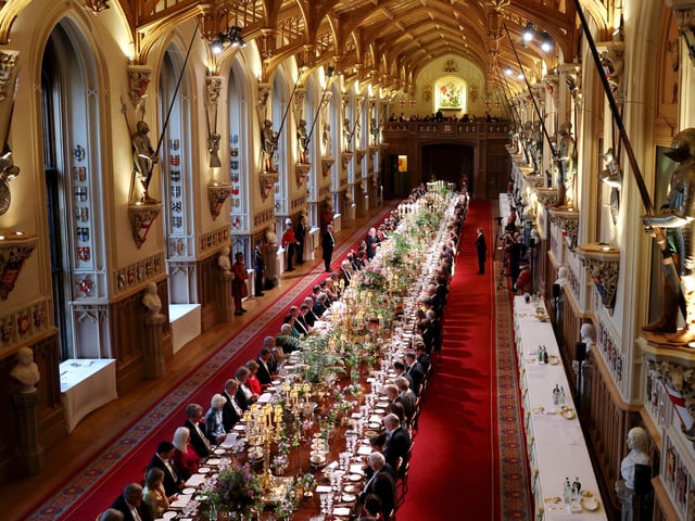 La giganesca mesa en el Castillo de Windsor durante el banquete de Estado en honor al presidente Macron. Foto: AP