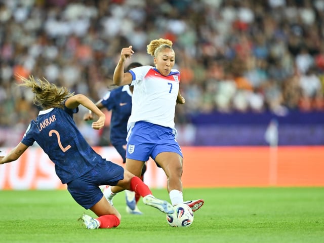 Englands Lauren James (r) im Gruppenspiel gegen Frankreich. Die Lionesses sind vor der Partie gegen die Niederlande unter Druck.