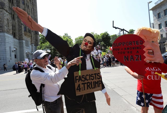 Lors d'une manifestation contre la participation de Donald Trump au sommet du G7, à Ottawa, au Canada, le 14 juin 2024.