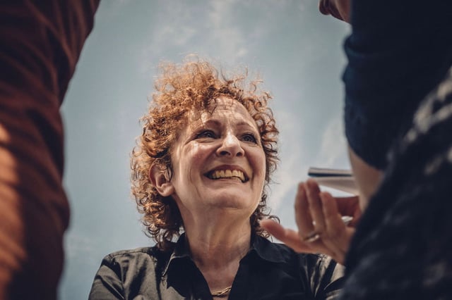 Nan Goldin lors d'une action de son organisation P.A.I.N (Prescription Addiction Intervention Now) s'opposant aux opioïdes, à Paris, le 1er juillet 2019. 