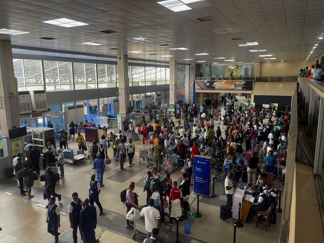 Passengers gather as they check-in their luggages at Murtala Muhammed International Airport in Lagos, Nigeria September 30, 2022. REUTERS/Temilade Adelaja/File Photo