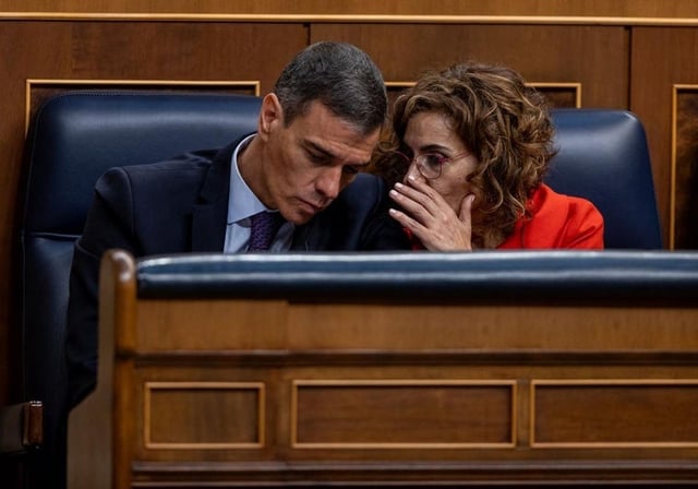 Pedro Sánchez, junto a María Jesús Montero, ministra de Hacienda