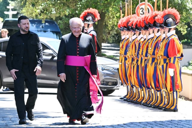 Le président ukrainien Volodymyr Zelensky arrive pour rencontrer le pape Léon XIV à la résidence papale de Castel Gandolfo, au sud-est de Rome, le 10 juillet 2025.