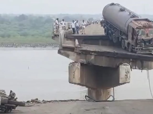 Vista del puente que colapsó en India (ANI)
