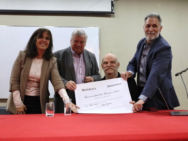 El escritor Martín Caparrós recibió el Honoris Causa de la UBA de manos del rector de la Facultad de Filosofía y Letras, Ricardo Gelpi, el decano de la Facultad de Filosofía y Letras, Ricardo Manetti y la vicedecana, Graciela Morgade. Foto: gentileza FFyL.