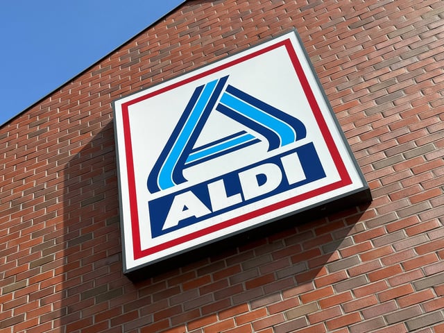 Der Lachs bei Aldi Nord kann Listerien enthalten - bei Verzehr drohen Fieber und Durchfall.