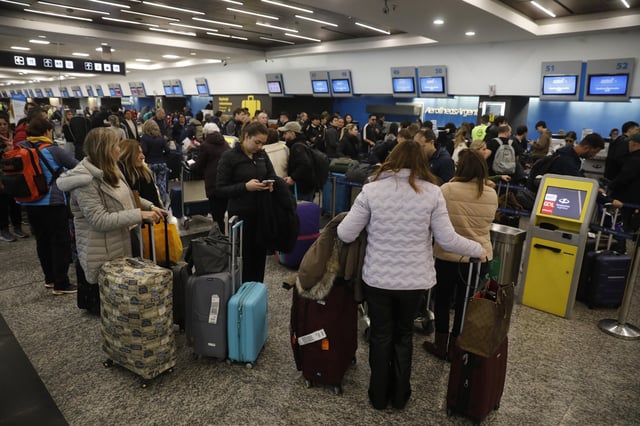 Entre anoche y esta mañana se acumularon muchos pasajeros en Aeroparque