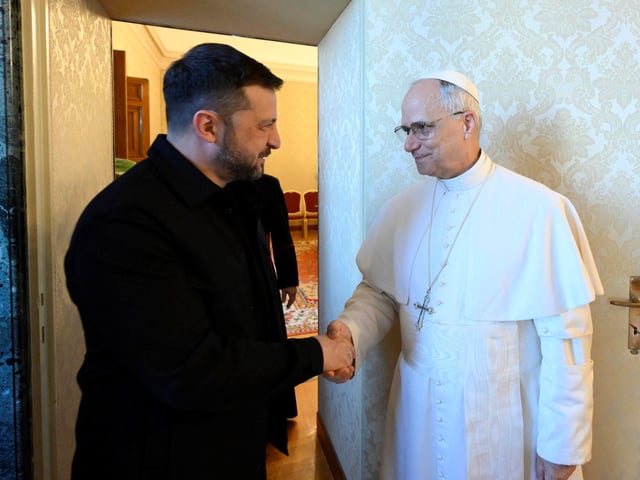 Castel Gandolfo (Italy), 09/07/2025.- A handout photo made available by the Vatican Media shows Pope Leo XIV meeting Ukraine's President Volodymyr Zelensky (L) at the papal residence of Castel Gandolfo, Italy, 09 July 2025. (Papa, Italia, Ucrania) EFE/EPA/VATICAN MEDIA HANDOUT HANDOUT EDITORIAL USE ONLY/NO SALES