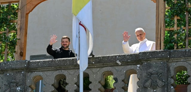 Le président ukrainien Volodymyr Zelensky (à gauche) et le pape Léon XIV se tiennent sur un balcon alors qu'ils se rencontrent à la résidence papale de Castel Gandolfo, au sud-est de Rome, le 9 juillet 2025.