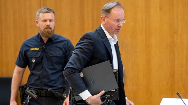 Markus Braun betritt einen Gerichtssaal.