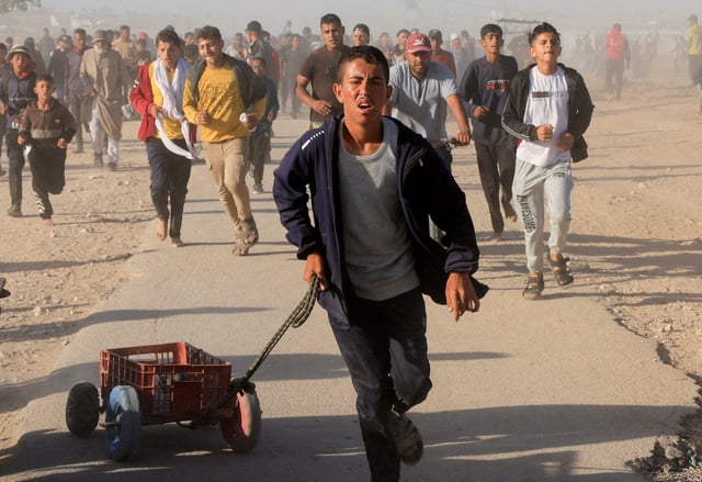 Palestinians walk to collect aid supplies from the U.S.-backed Gaza Humanitarian Foundation, in Khan Younis, in the southern Gaza Strip, May 29, 2025. REUTERS/Hatem Khaled/File Photo