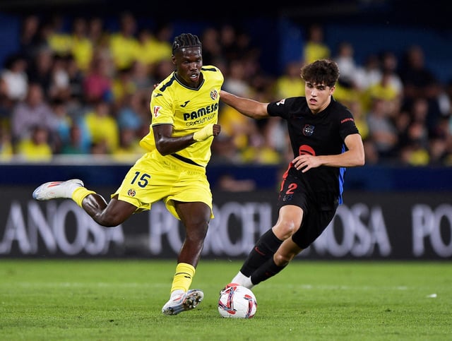 Soccer Football - LaLiga - Villarreal v FC Barcelona - Estadio de la Ceramica, Villarreal, Spain - September 22, 2024 Villarreal's Thierno Barry (15) in action with FC Barcelona's Pau Cubarsi (2) REUTERS/Pablo Morano/File Photo